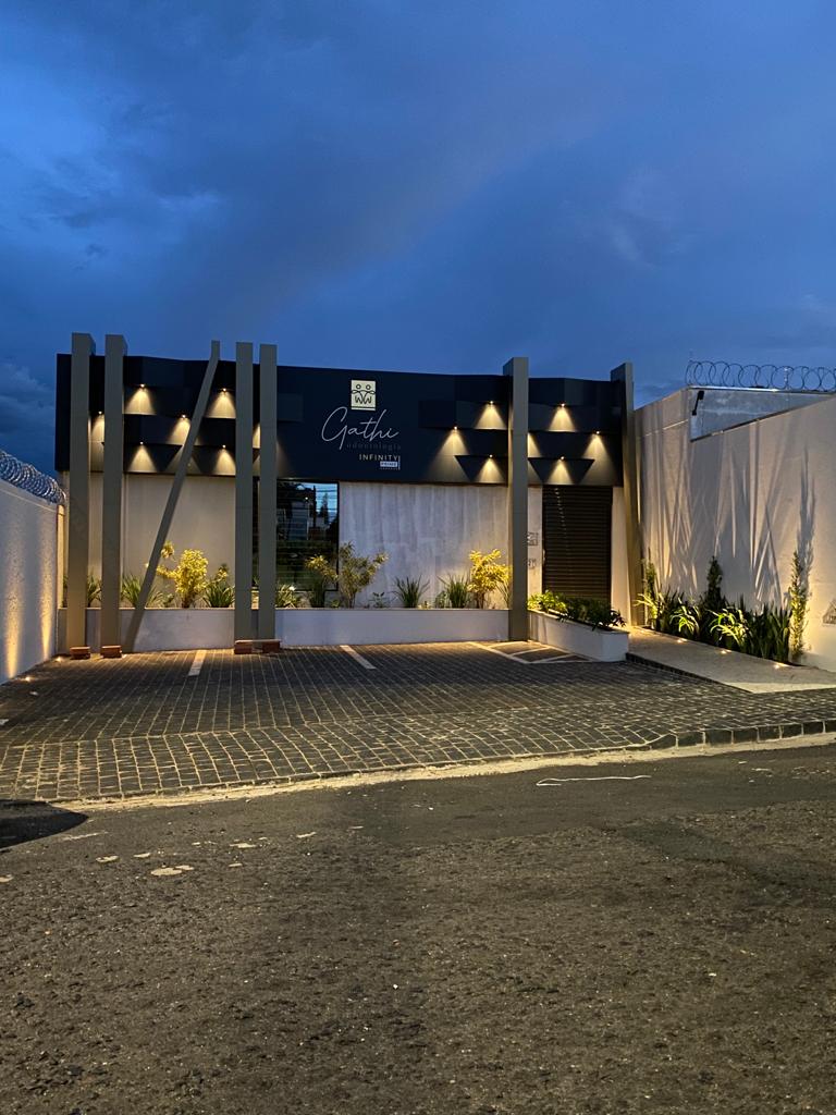 Fachada da Clínica Gathi à noite